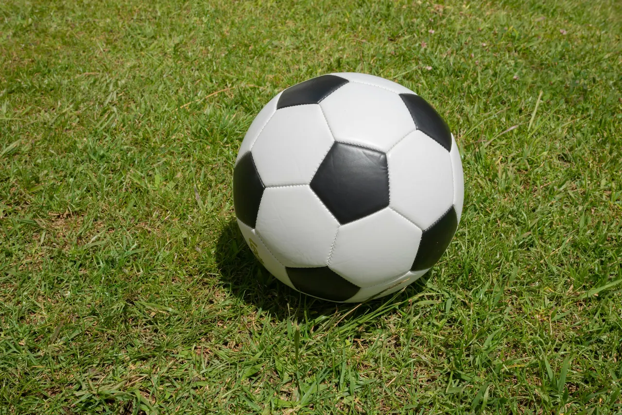 Çimde futbol topu