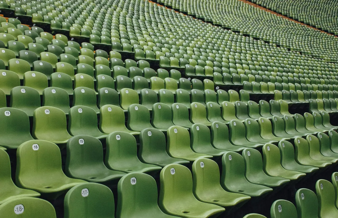 Numaralı yeşil tribün koltukları